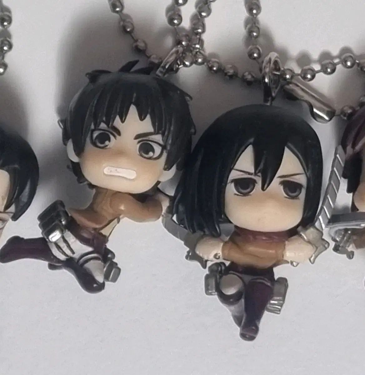 進撃の巨人 エレン＆ミカサ SWING ガチャ キーホルダー - メルカリ