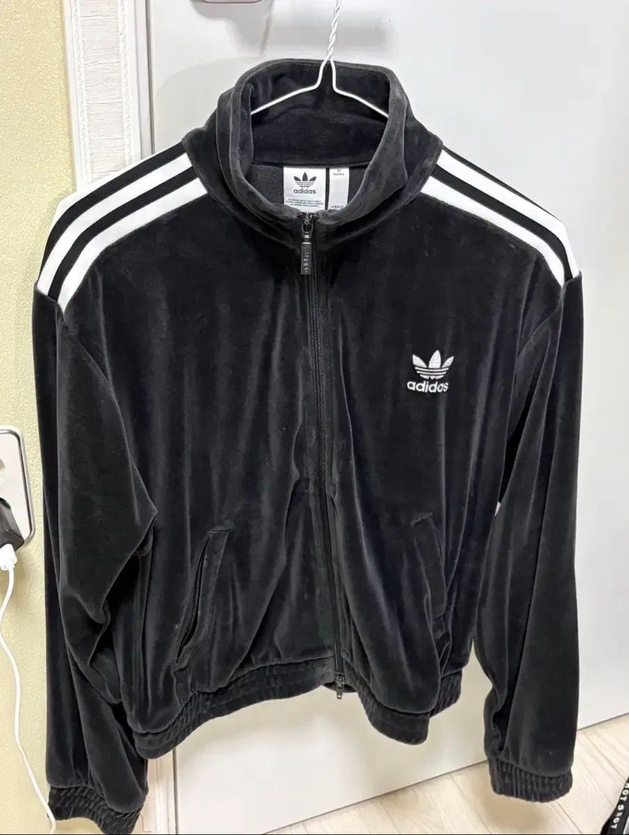 アディダス ツアーベルベット ジャージ ジャケット