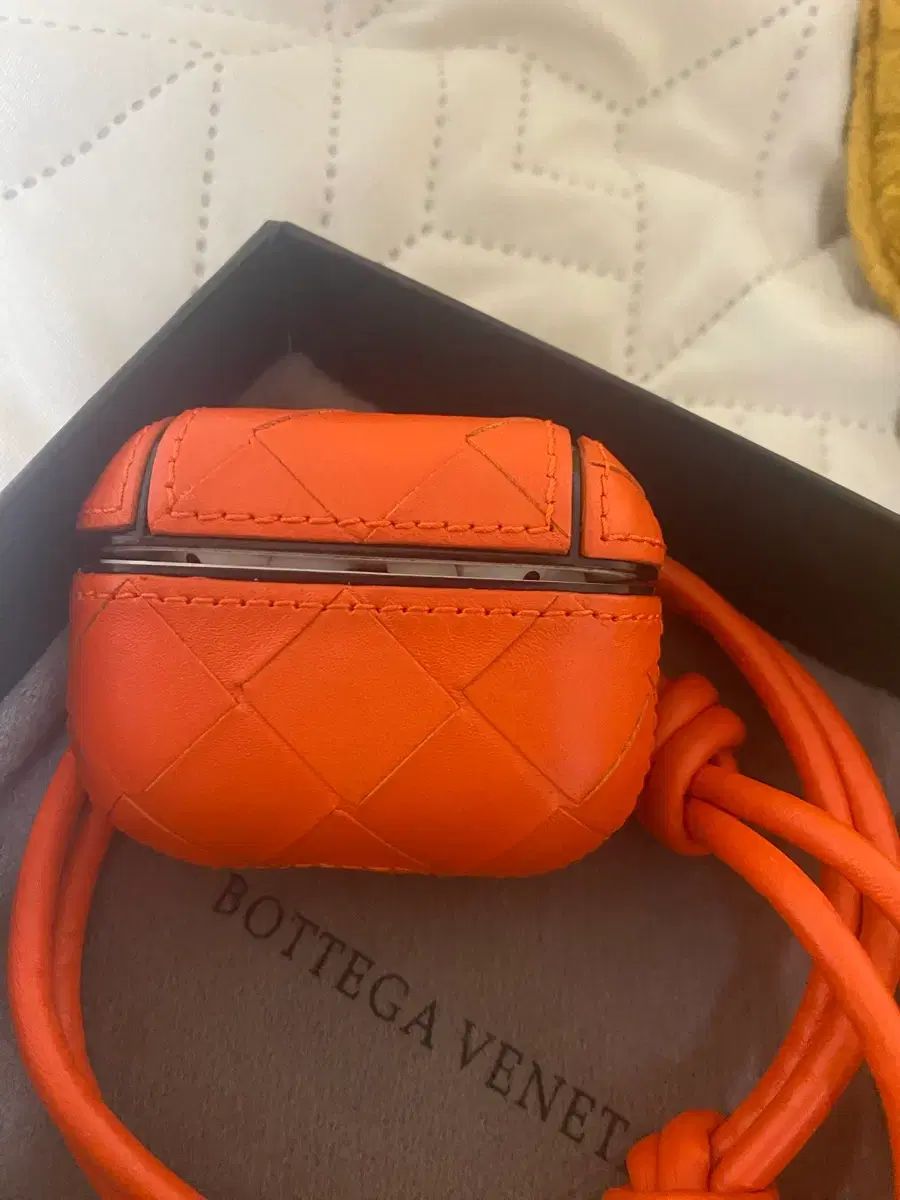 BOTTEGA VENETA ボッテガ AirPodsカバー　オレンジ ボッテガ・ヴェネタ Airpods Pro ケース - メルカリ