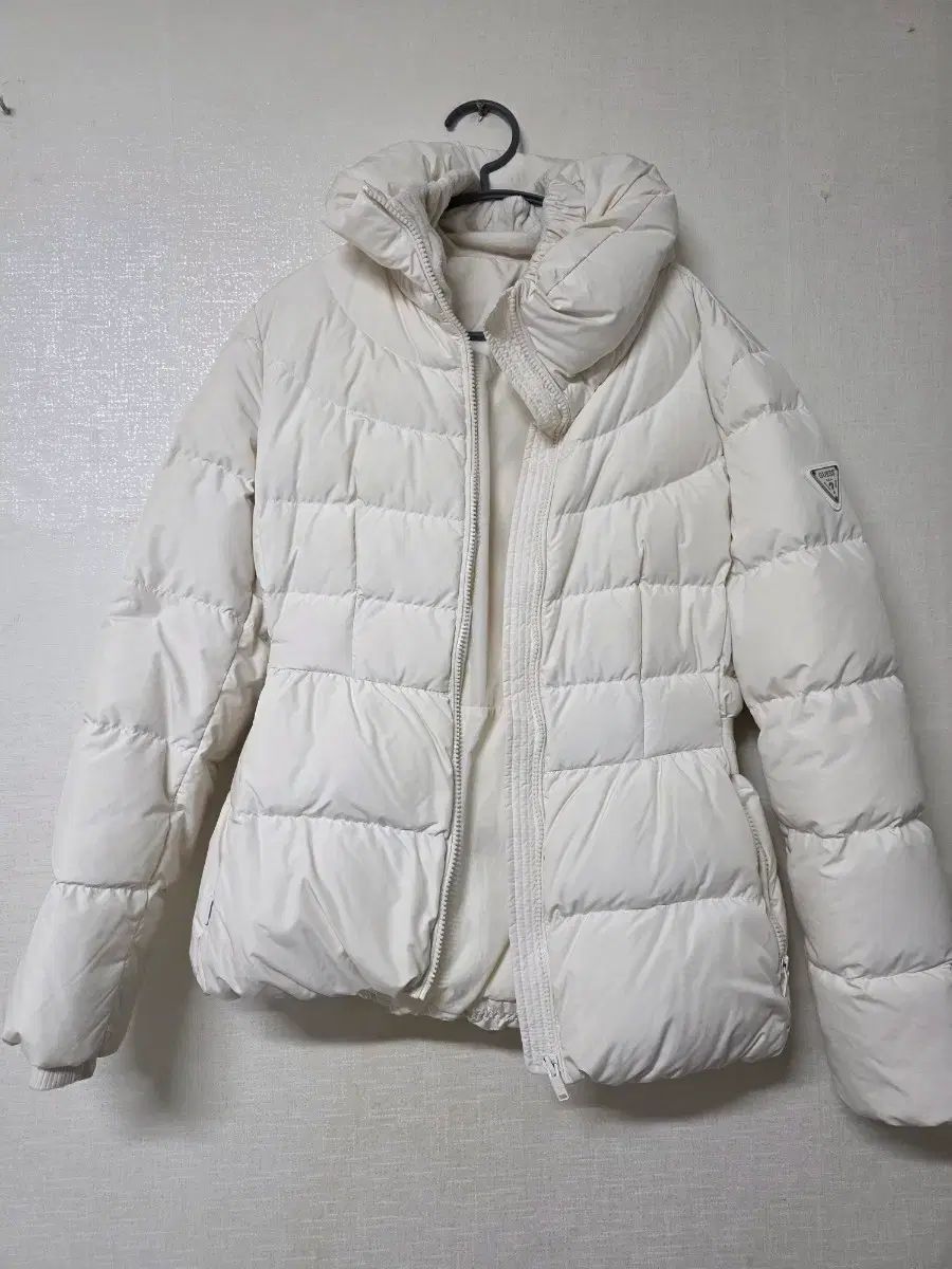 GUESS 白 ベルト付き ダウン アウター SUJIダウン