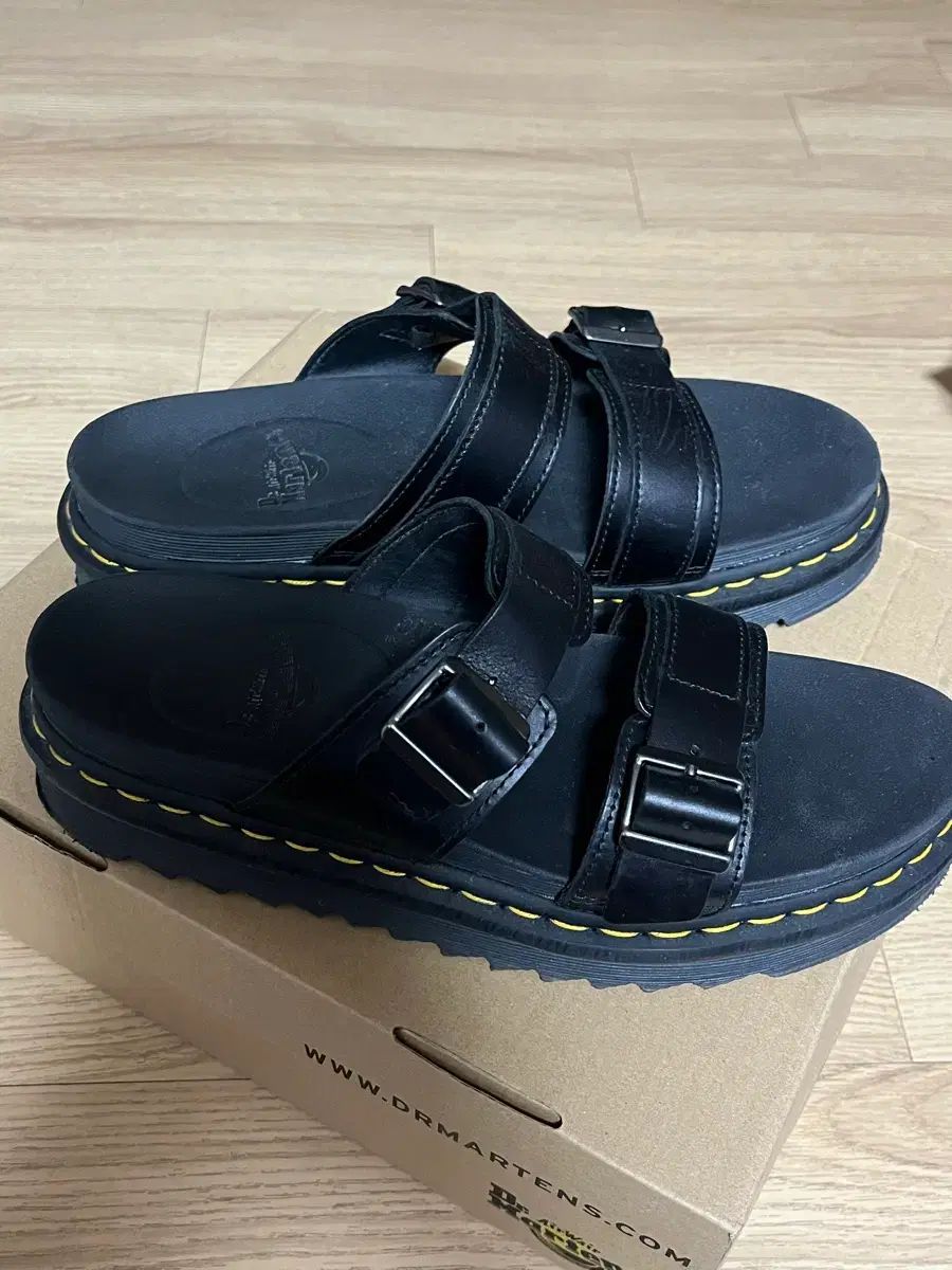 DR. MARTENS ドクターマーチン マイルス ブラック スリッパ