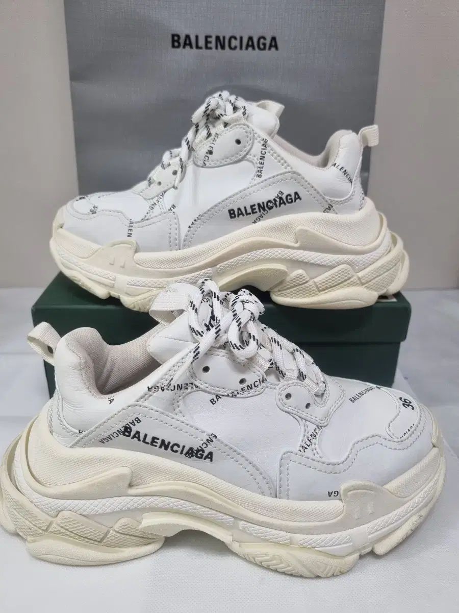 A 36 235 バレンシアガ トリプルS 定価140万円台