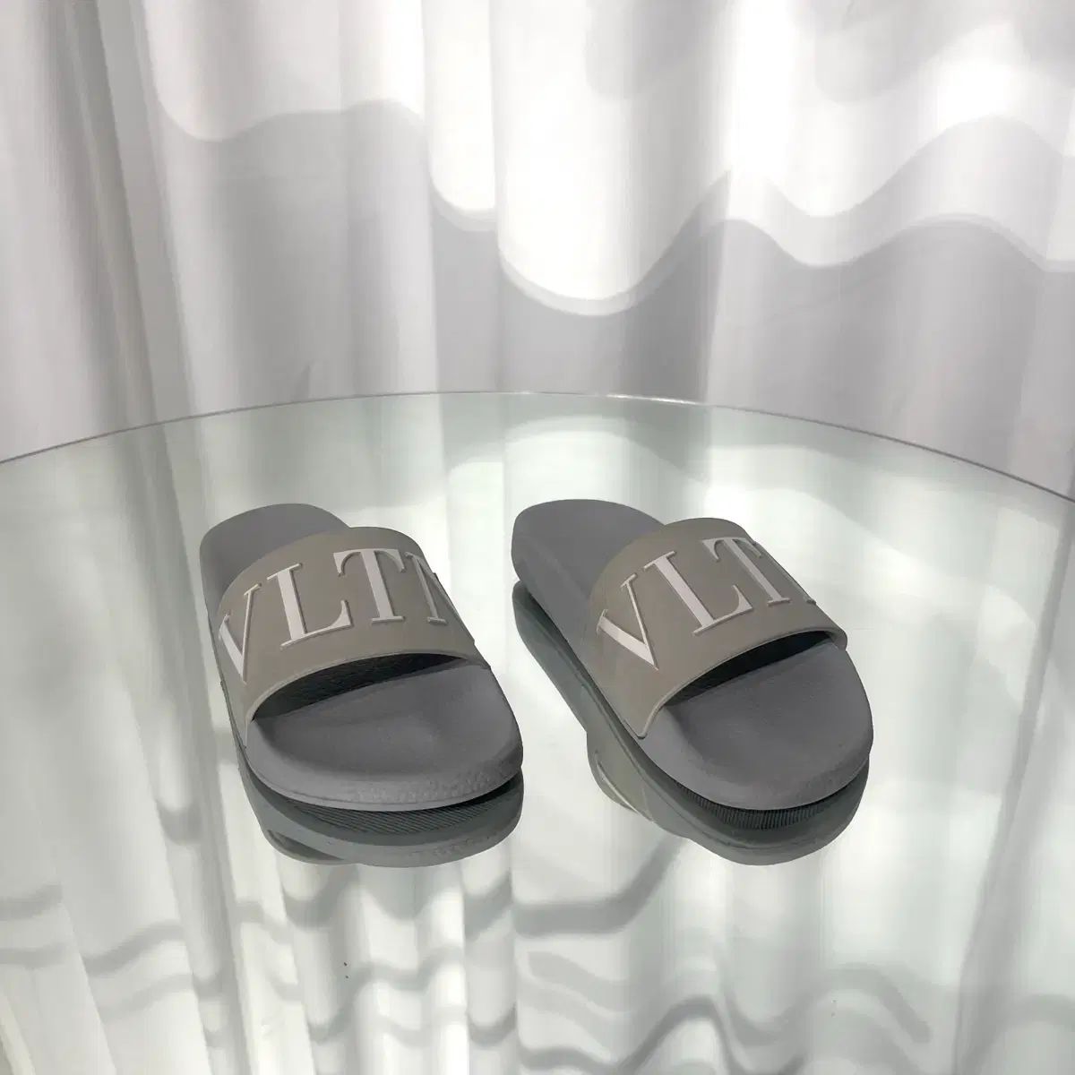 37サイズ ヴァレンティノ スリッパ - メルカリ