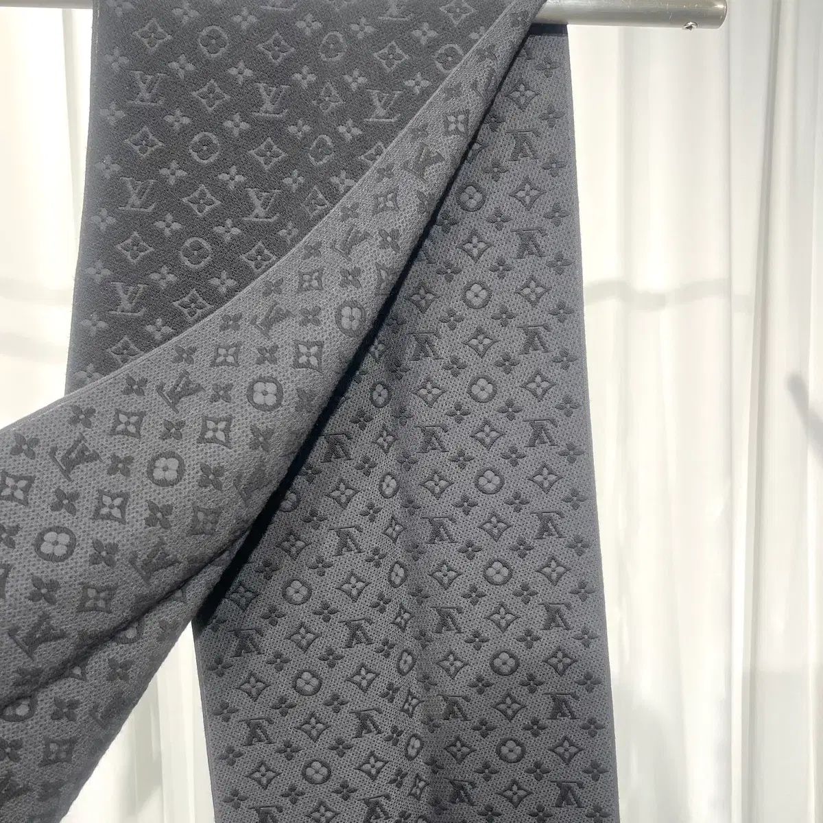 ほぼ ルイヴィトン モノグラム マフラー ブラック M 70520