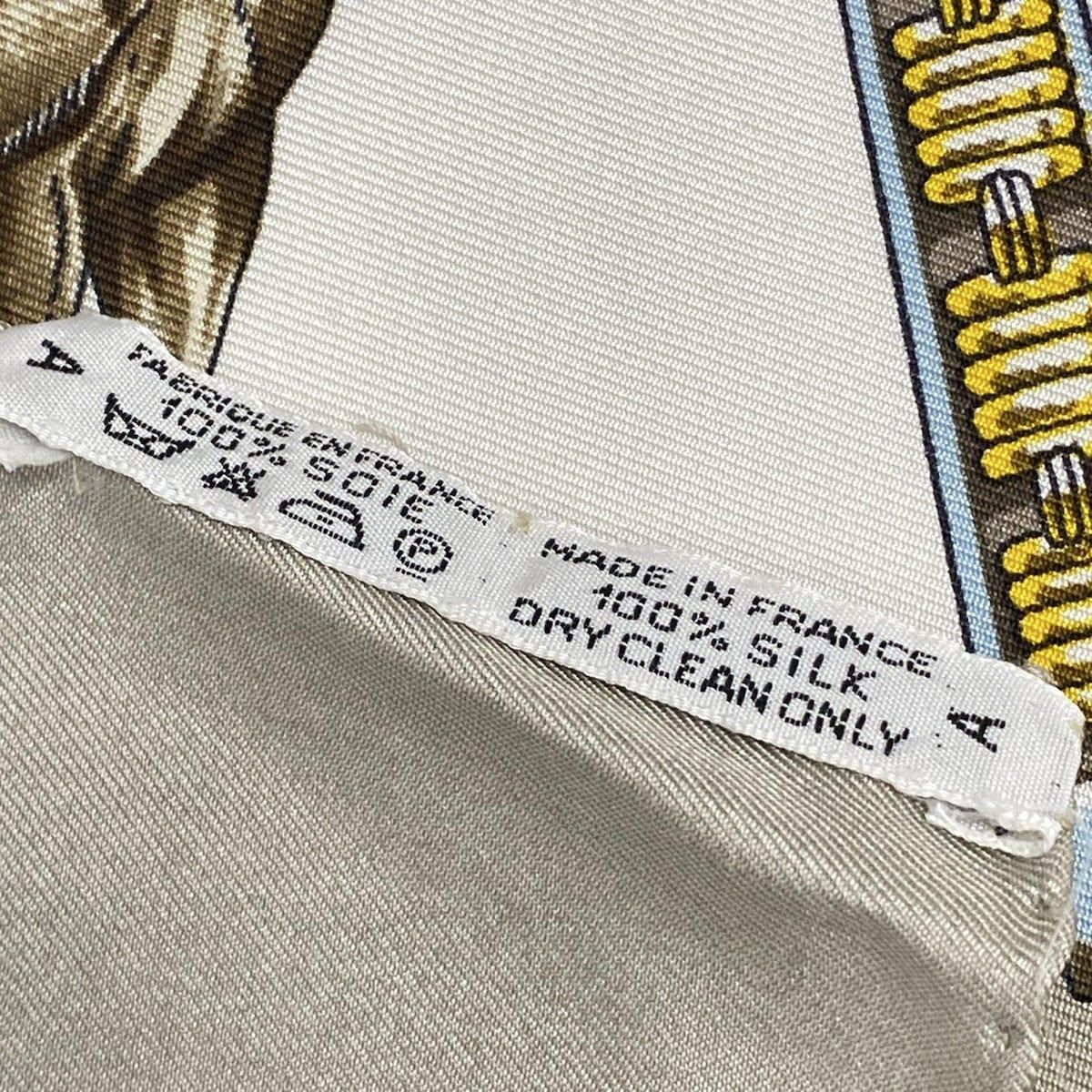 グレーベージュ