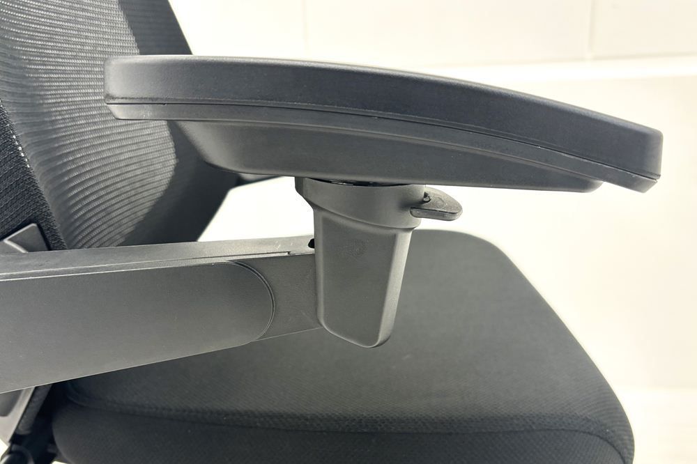  イトーキ ノートチェア 2021年製 ハイバック ブラック 可動肘 アジャスタブル肘 ITOKI nort オフィス家具 A000004127 スタッキングスツール オフィスチェア ワークチェア 椅子 チェア