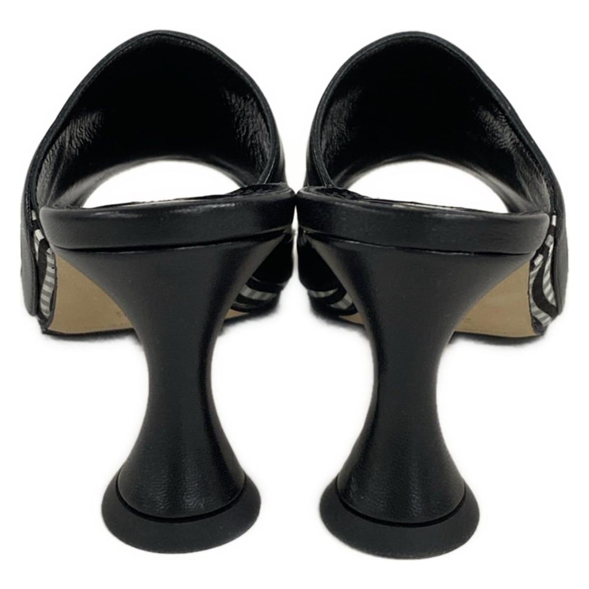 新品　MANOLOBLAHNIK ミュール　35 1/2 MANOLO BLAHNIK(マノロブラニク) ミュール 35 1/2 レディース - 黒×白