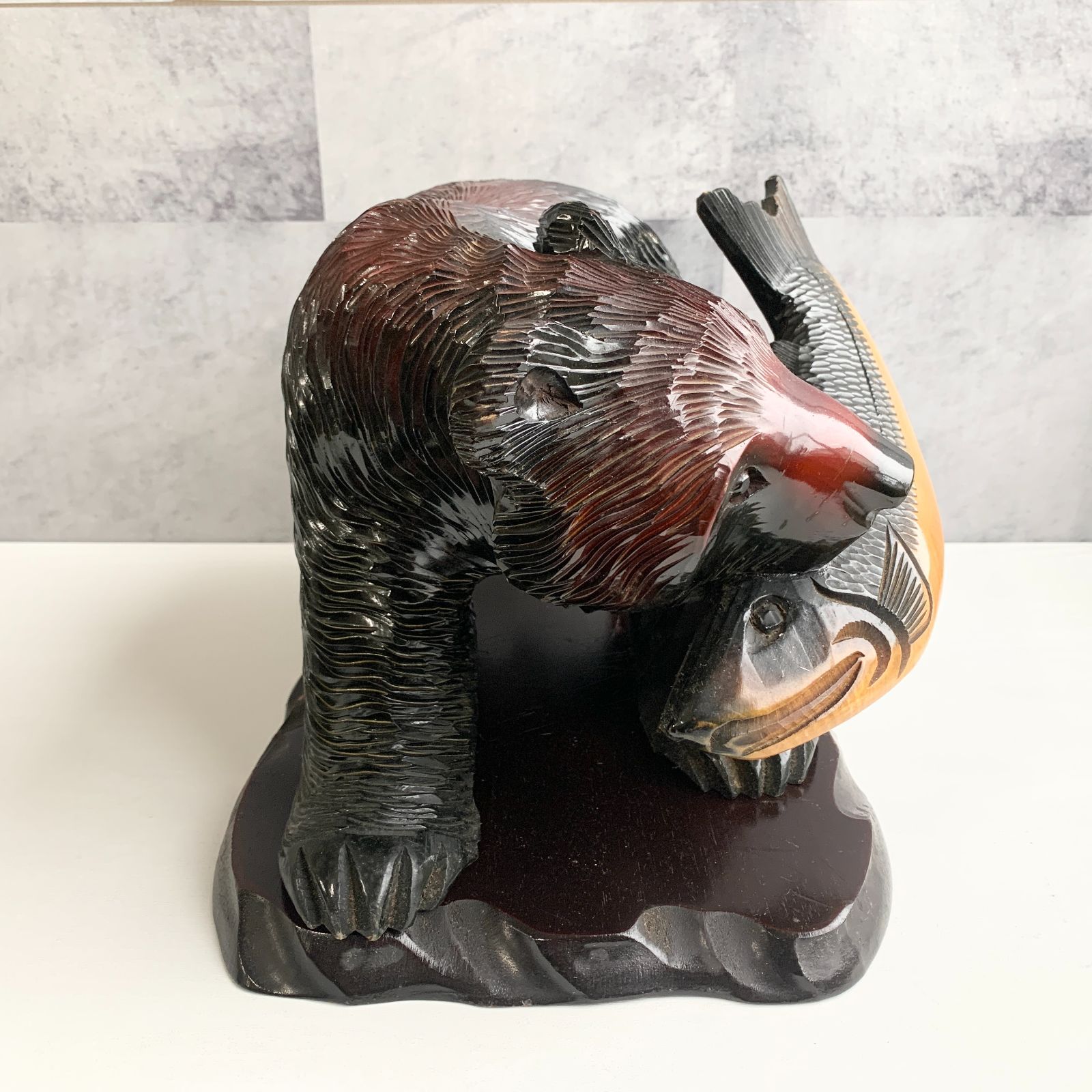 木彫り熊 工芸品 置物 アンティーク 魚持ち 台座付き インテリア 彫刻