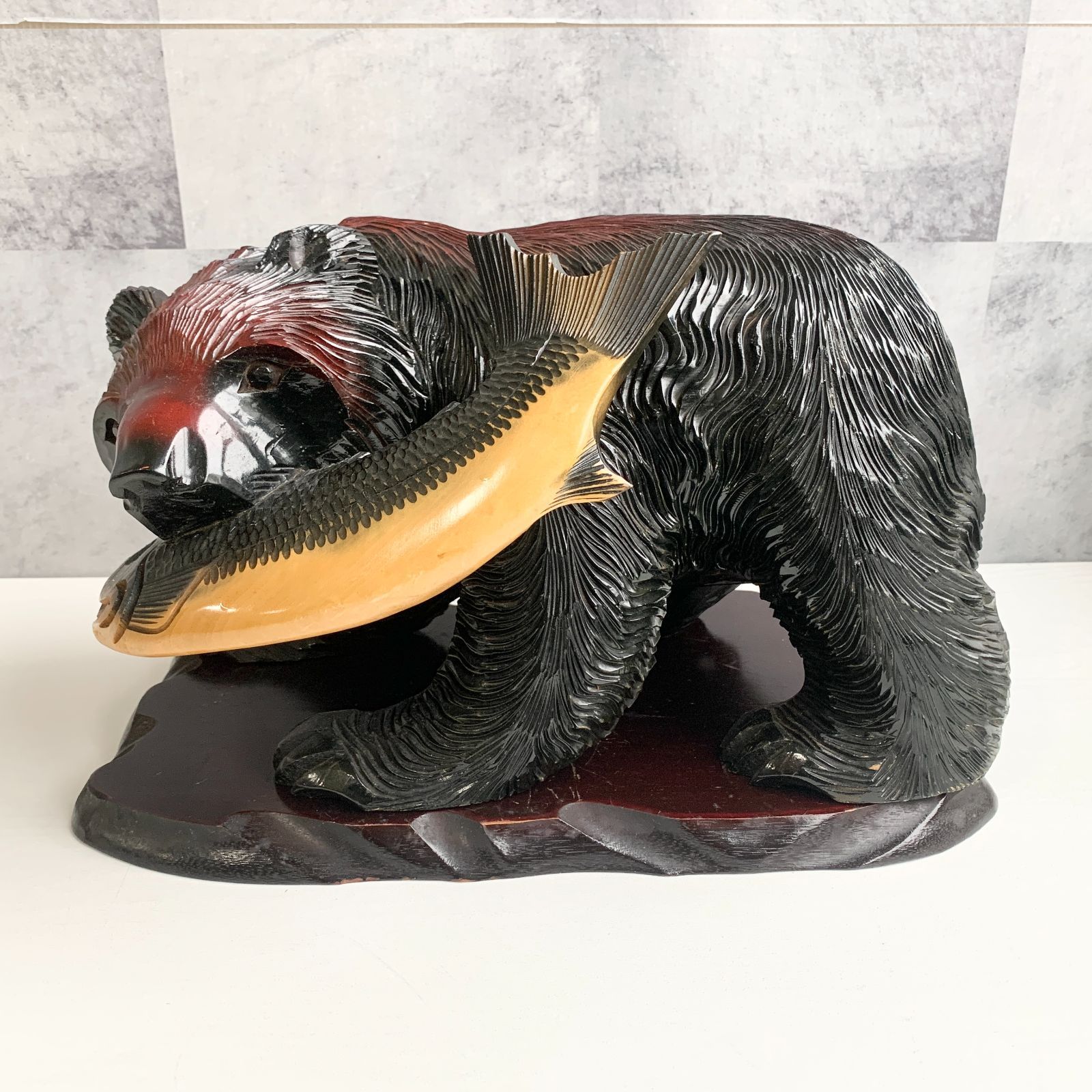 木彫り熊 工芸品 置物 アンティーク 魚持ち 台座付き インテリア 彫刻