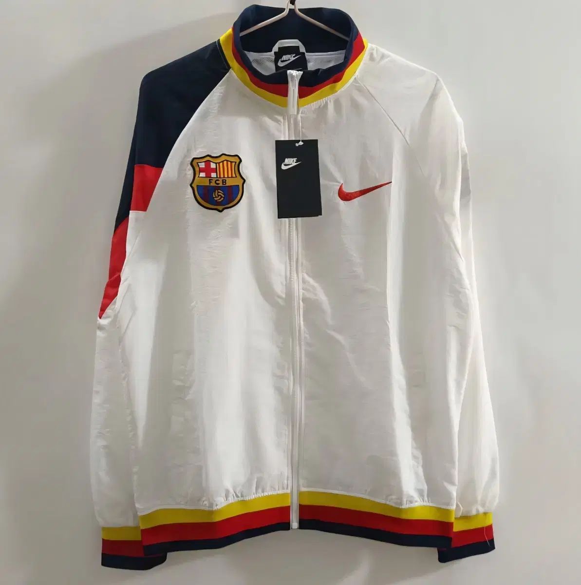 【正規品】FCバルセロナ ナイキ ウインドブレーカー 当時物 新品 M ナイキ バルセロナ ウィンドブレーカー 白 - メルカリ