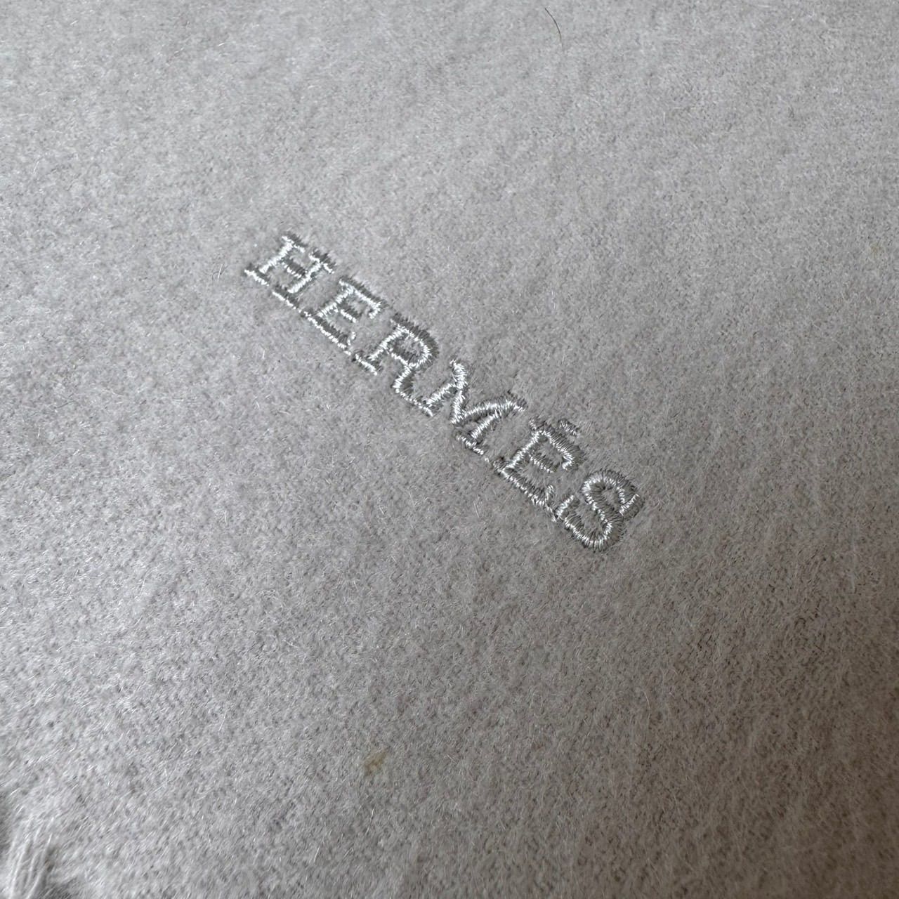  カシミヤ１００％ BCランク HERMES マフラー 大判 ストール ショール フリンジ グレー ロゴ刺繍 マフラー 小物