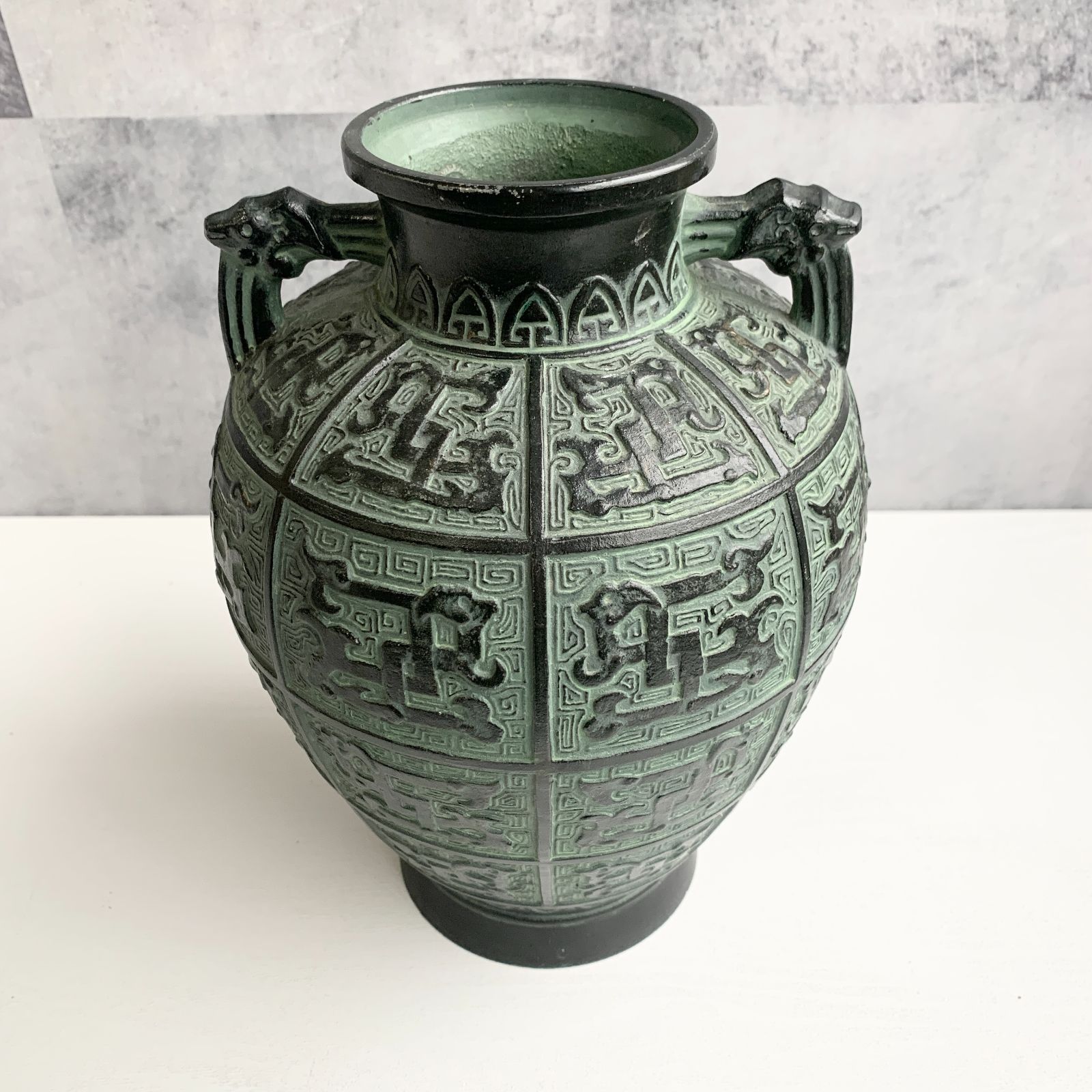 花瓶 青銅？ 古代模様 双耳 深緑 花器 アンティーク 壺 - メルカリ