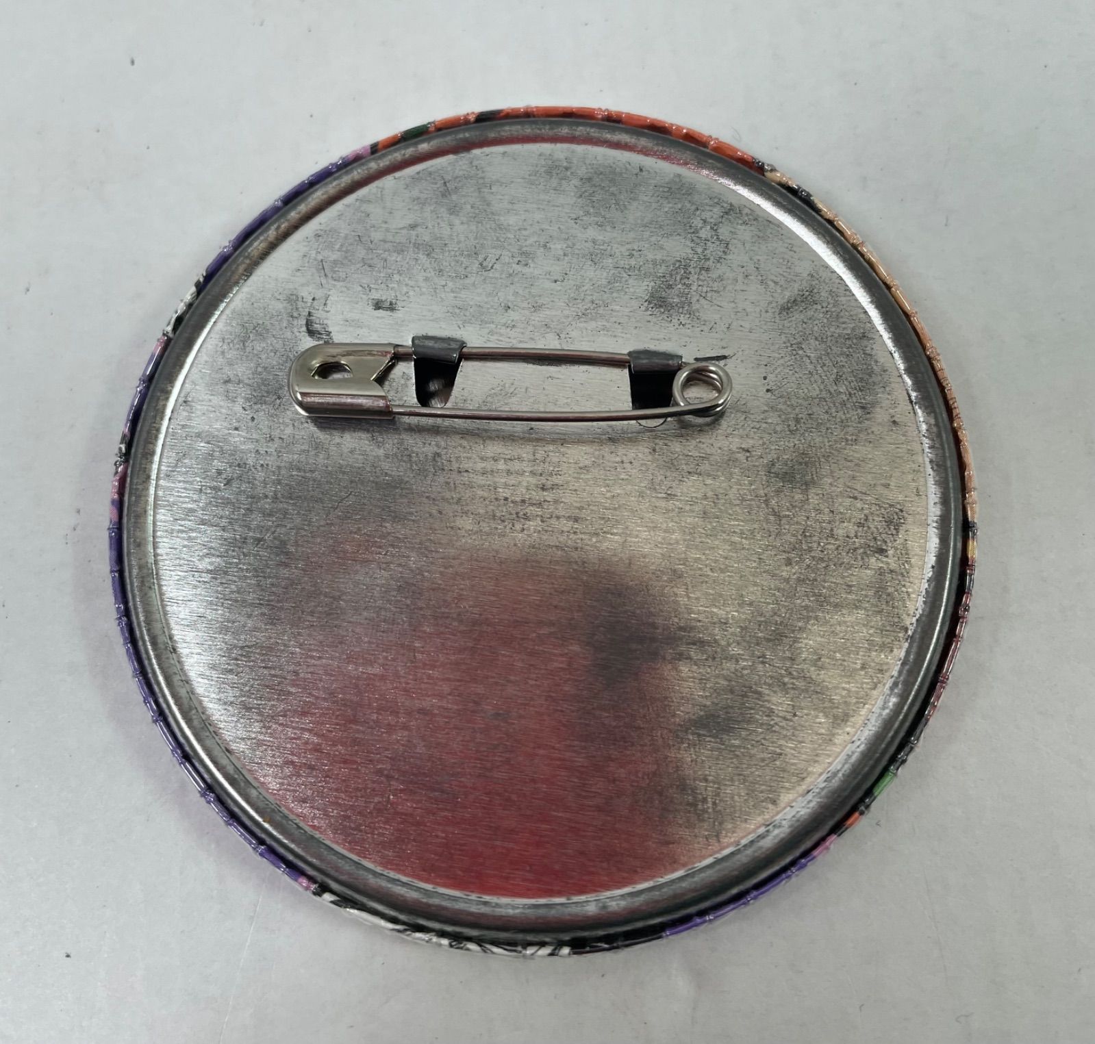 2404・JOJO 吉良 吉影 ジョジョ展 缶バッジ 第8部 - メルカリ