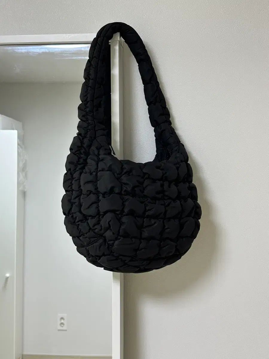 COS キルティング ミニバック ブラック