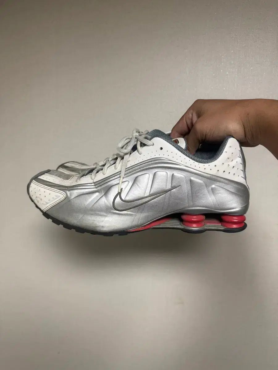 ナイキ ショックス R 4 メタリック シルバー | コメット レッド 2018