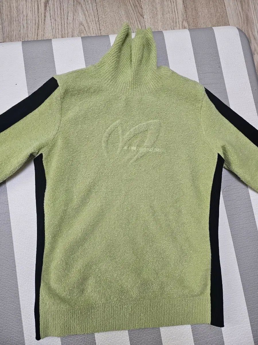 マスターバニーエディション 防風 タートルネック ニット グリーン