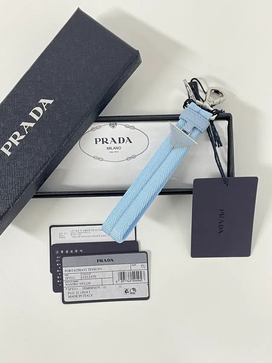 PRADA プラダ キーホルダー キーチェーン トライアングル ロゴ