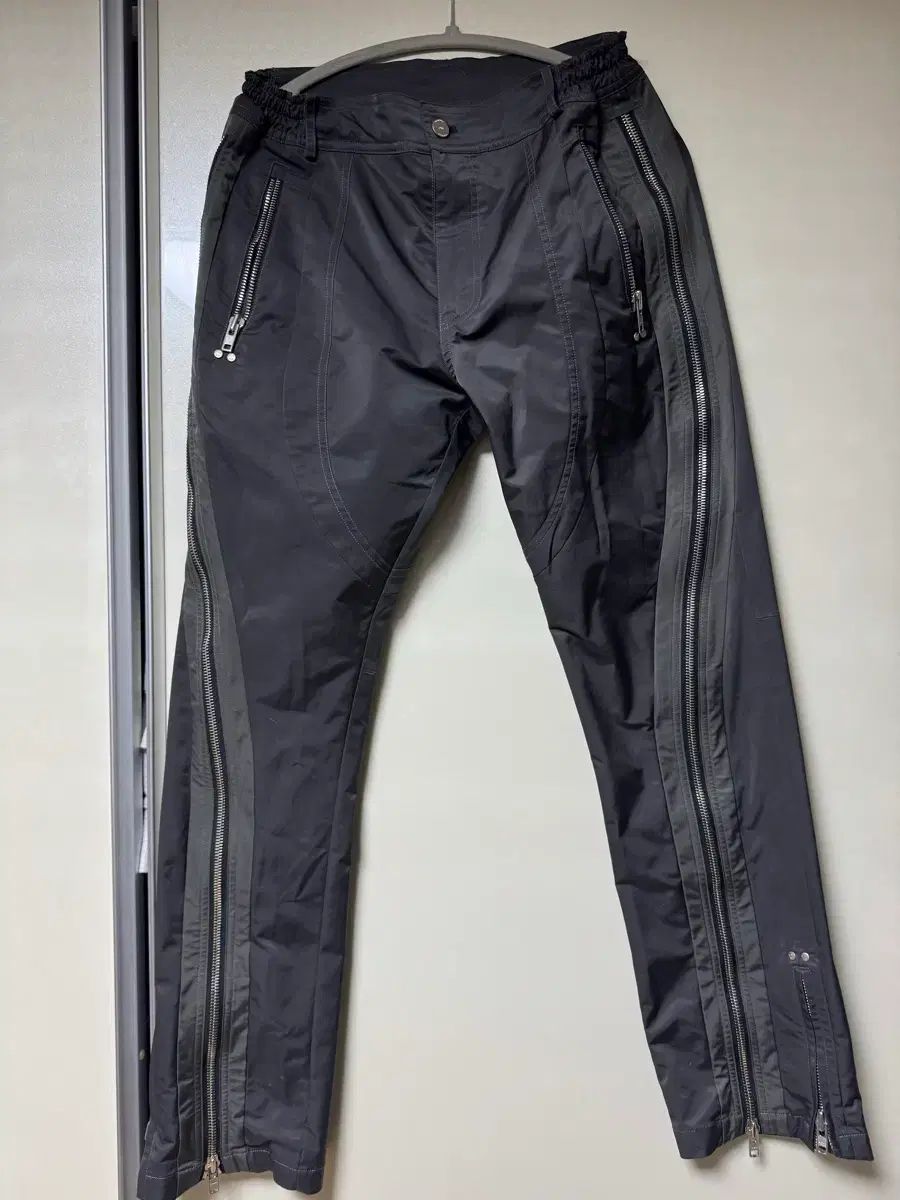 FAR FROM WHAT ジッパートラックパンツ