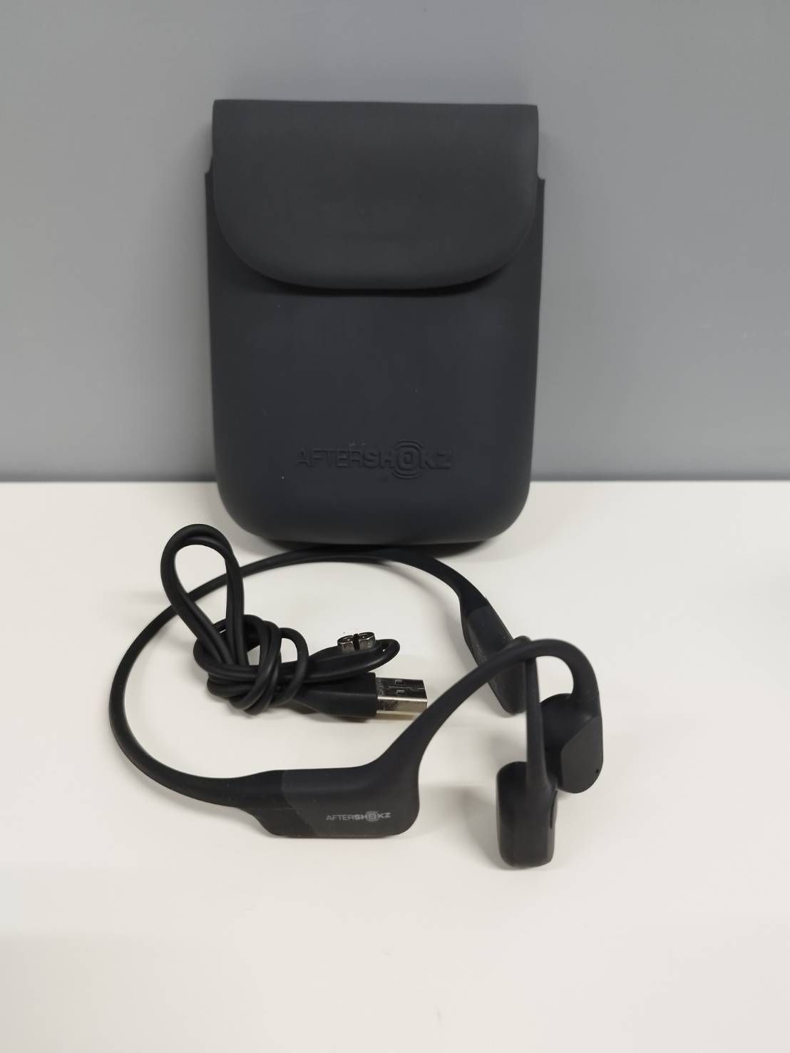 AFTER SHOKZ/AEROPEX/COSMIC BLACK/骨伝導イヤホン 良品】AFTERSHOKZ 