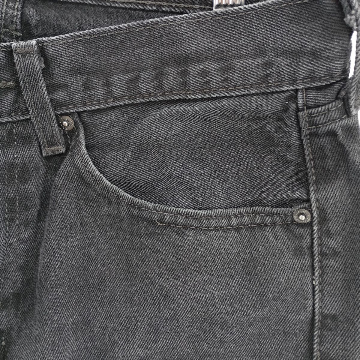 テーパードデニムパンツ