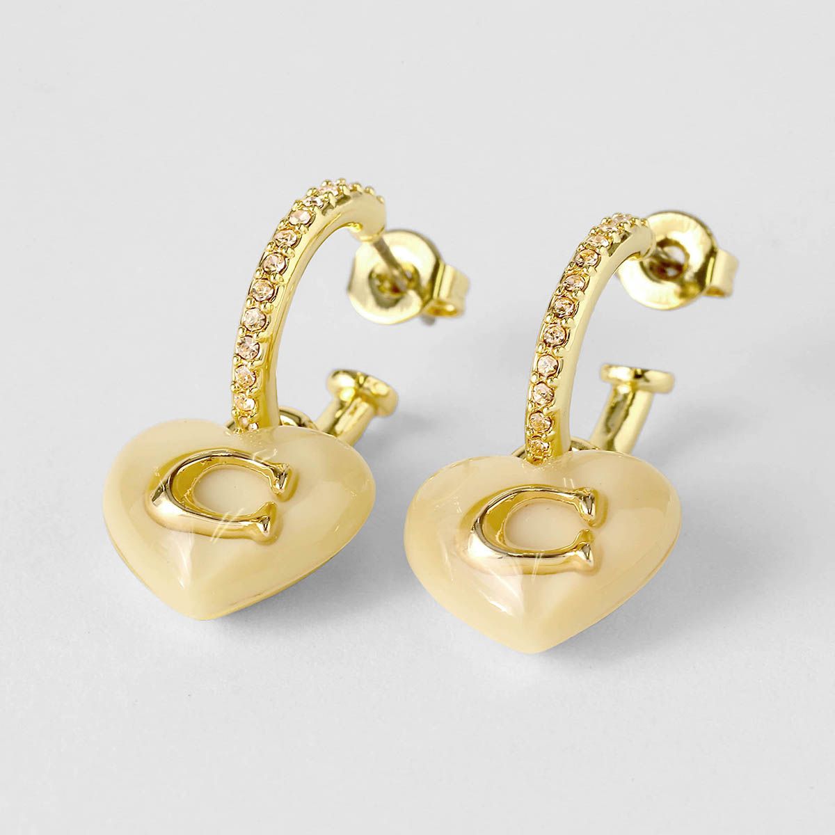 コーチ COACH ピアス ペンダント付きハギーピアス クリーム|ゴールド