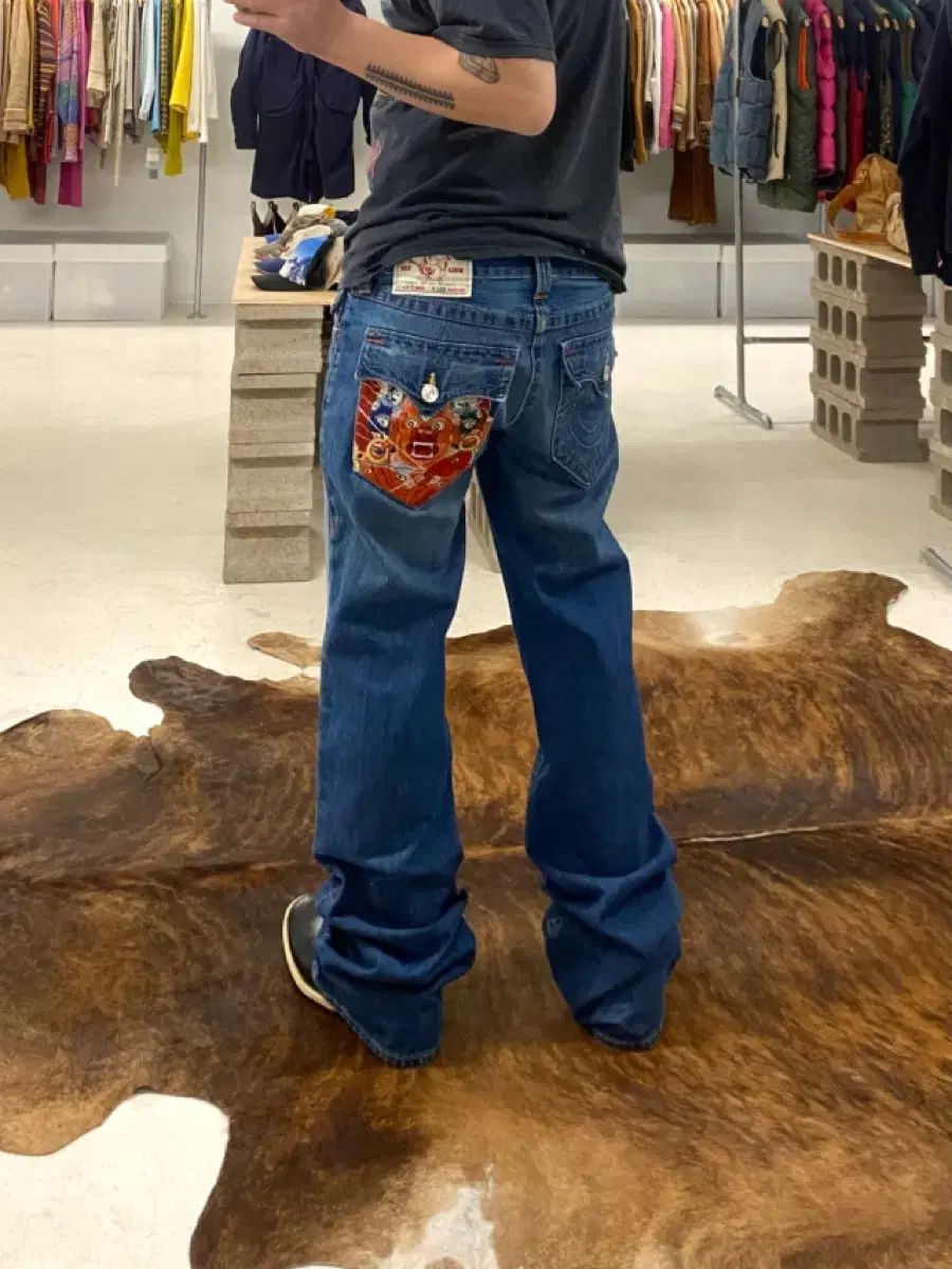 トゥルーレリジョン flare denim pants 刺繍