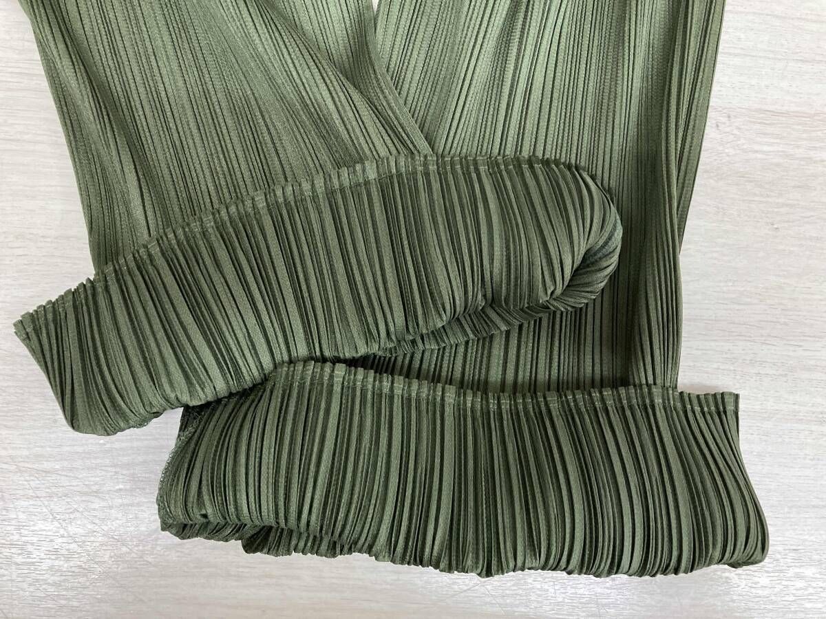 PLEATS PLEASE
