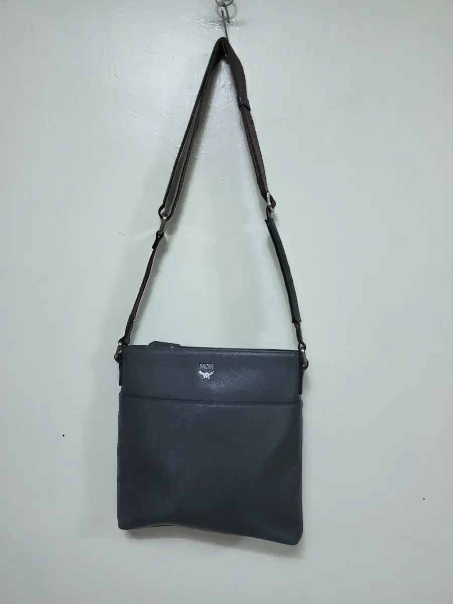 MCM ダークグレー クロスバッグ