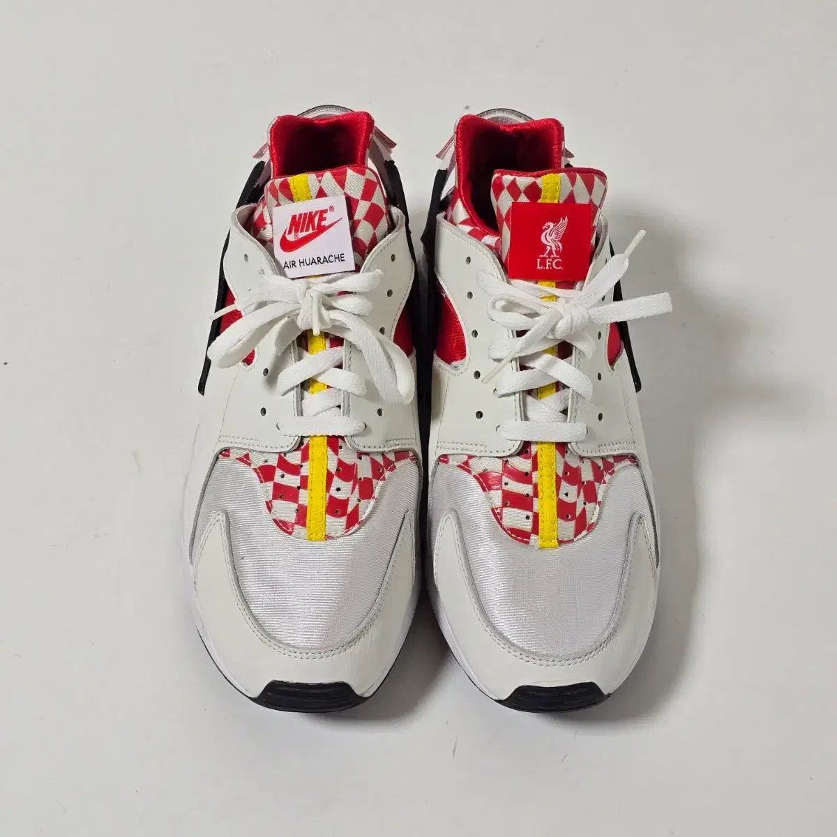 ナイキ エア ハラチ ム QS リヴァプール 白 レッド スニーカー 300 d