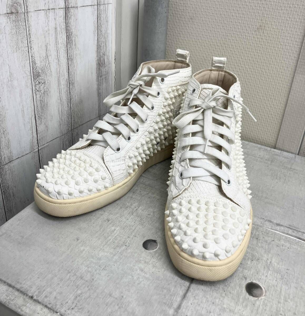 美品❗️CHRISTIAN LOUBOUTIN ローカット スタッズ付き ホワイト ホワイト Christian Louboutin/スニーカー／ホワイトスタッズ - メルカリ
