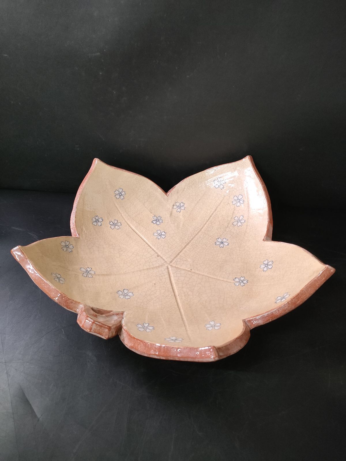 F 7-02|醍醐窯|島荷平 作|楽楓桜散らし三足大皿|約W 46 cm|懐石料理|懐石道具|京焼|清水焼|赤楽|大皿|飾皿