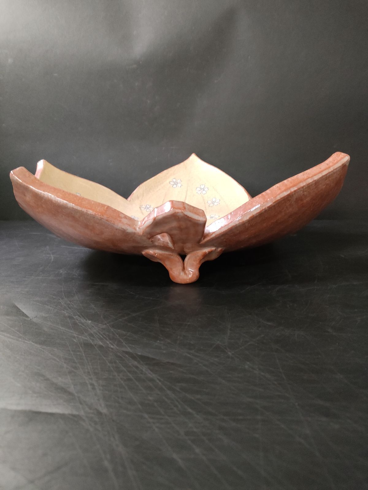 F 7-02|醍醐窯|島荷平 作|楽楓桜散らし三足大皿|約W 46 cm|懐石料理|懐石道具|京焼|清水焼|赤楽|大皿|飾皿