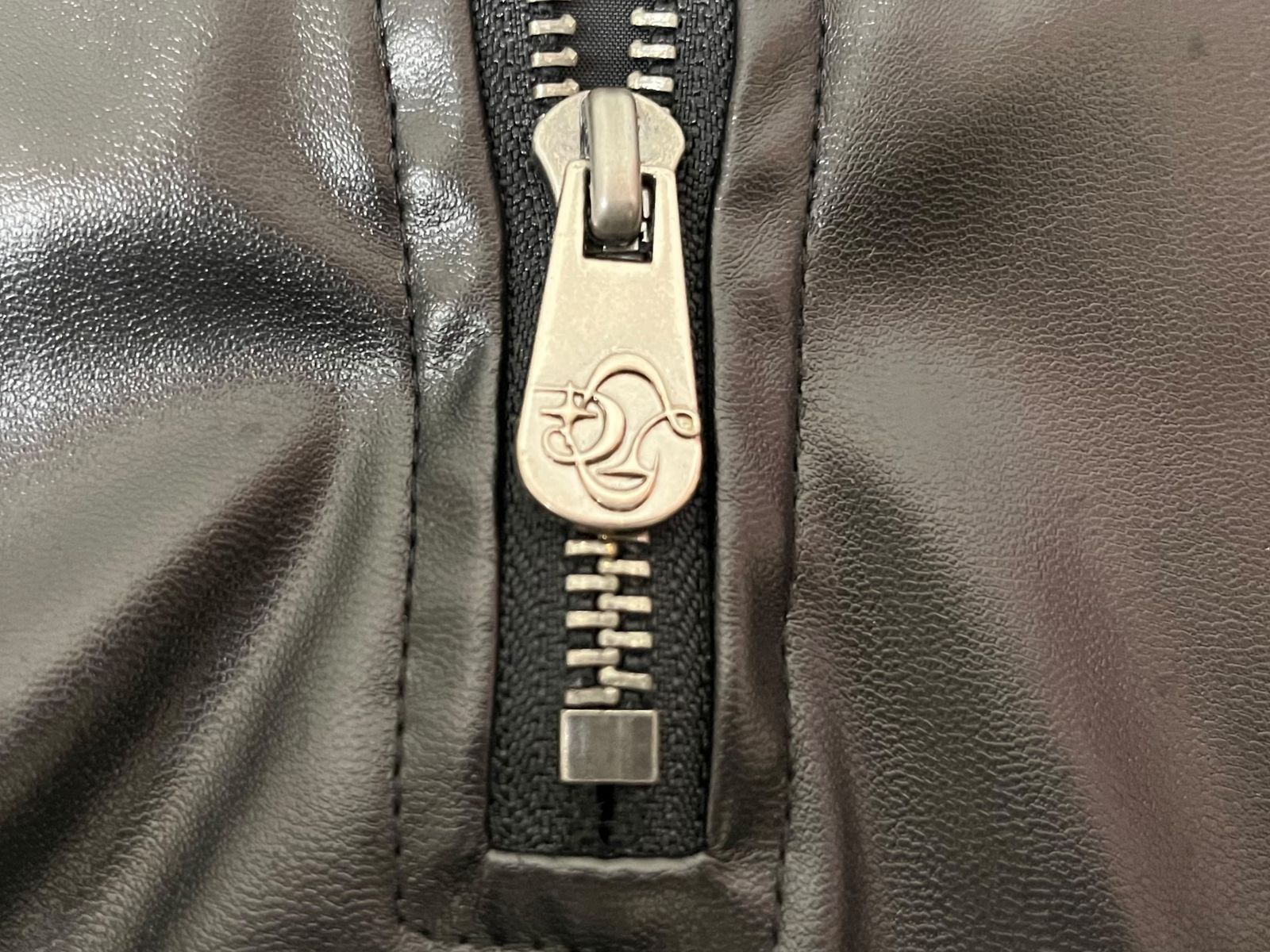 ROSEN KREUZ ローゼンクロイツ レザーハーフジップフード 美品 ROSEN KREUZ ローゼンクロイツ レザーハーフジップフード 美品 - メルカリ