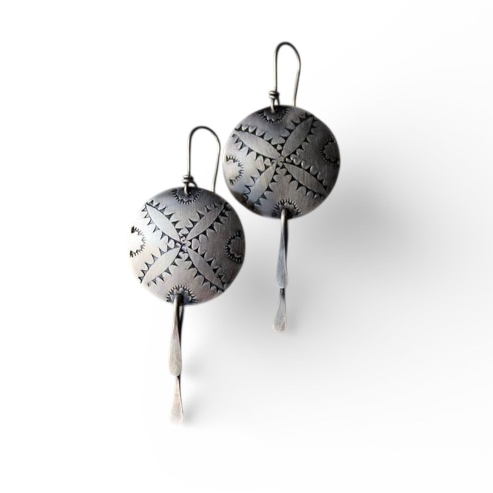 ヴィンテージ風 ラウンド彫刻ピアス シルバーカラー 大人エスニック