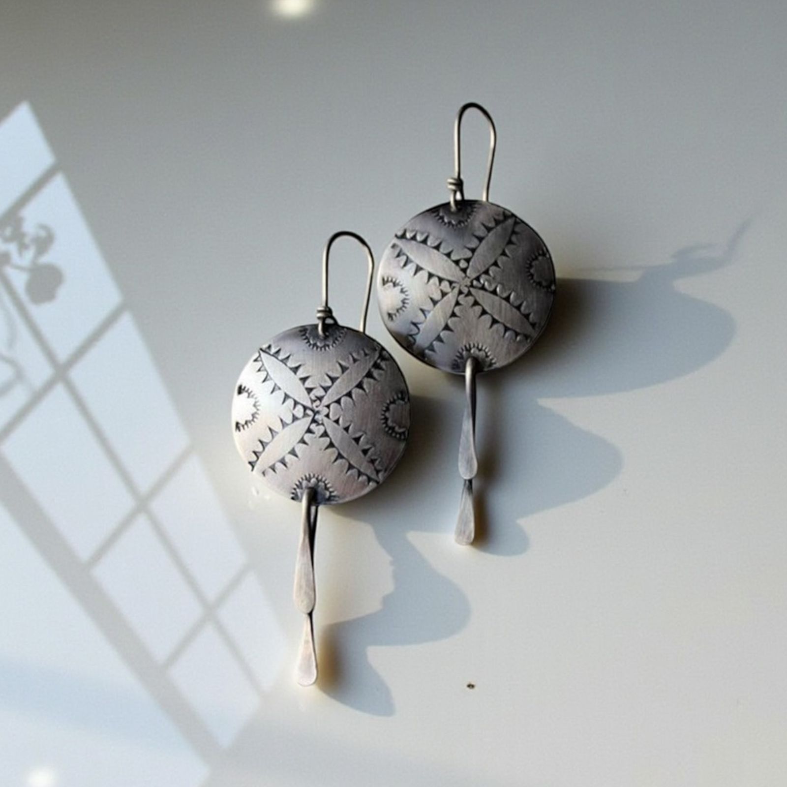 ヴィンテージ風 ラウンド彫刻ピアス シルバーカラー 大人エスニック