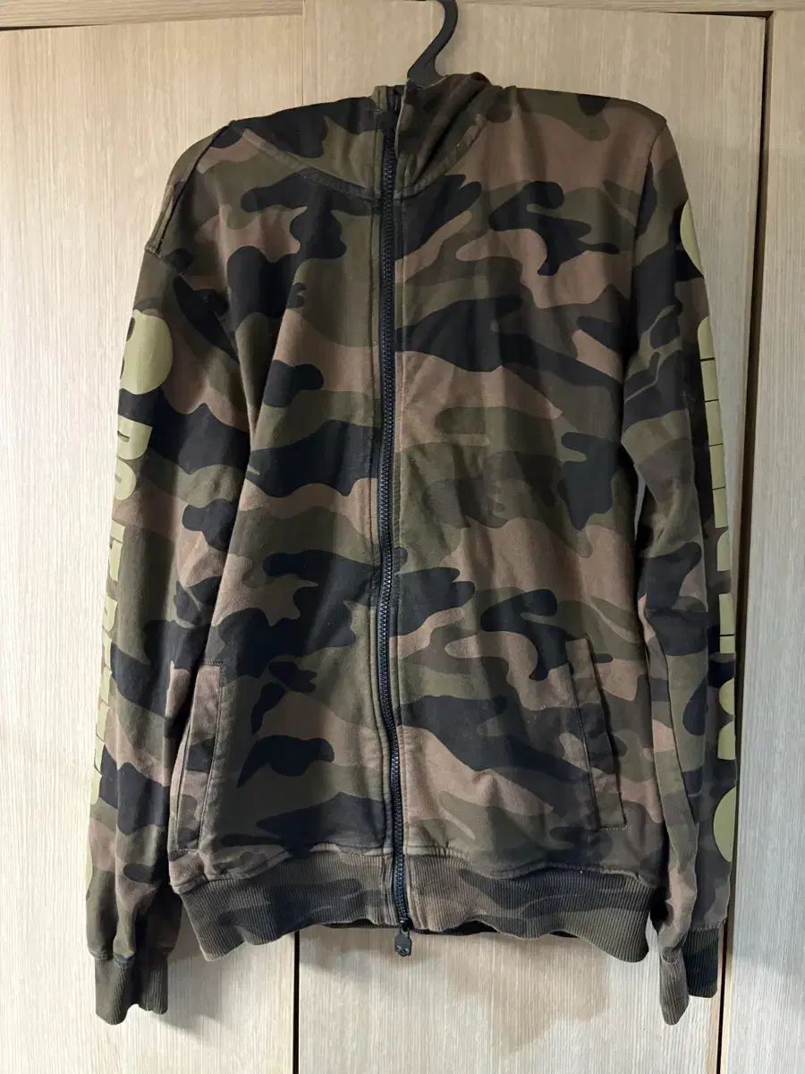 カモフラ パンク WHO ジップアップ