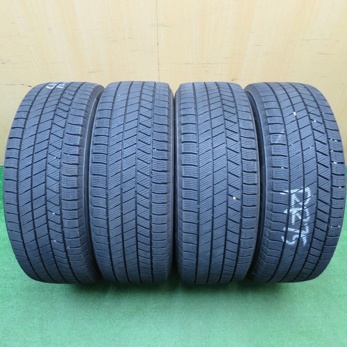 超美品バリ溝‼️215/55R18 PCD108 ブリザックVRX2 スタット4本 超美品バリ溝‼️215/55R18 PCD108 ブリザックVRX2 スタット4本 - メルカリ