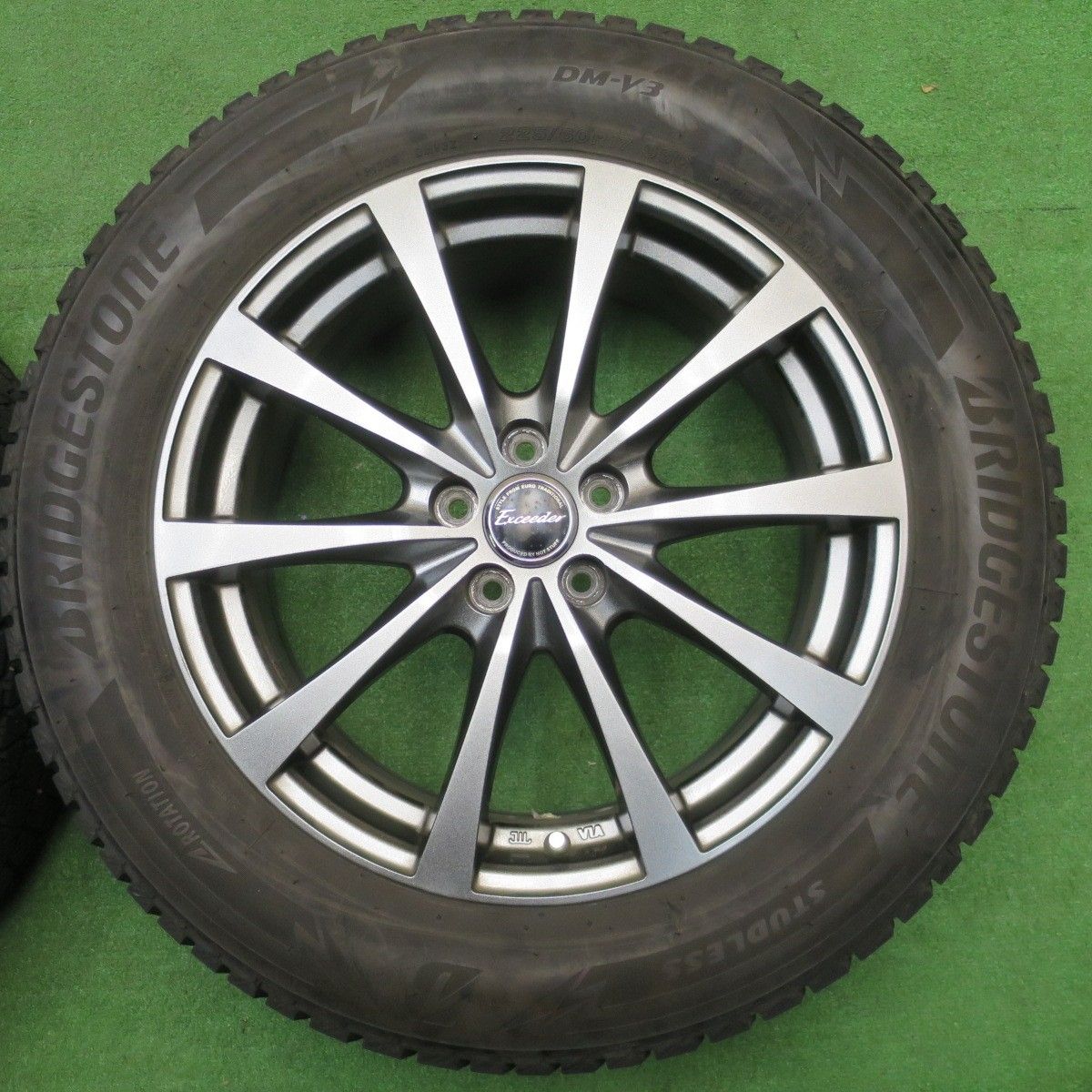 バリ溝 キレイ 9分 フォレスター XV 等 225|60 R 17 スタッドレス ブリヂストン ブリザック DM-V 3 Exceeder エクシーダー 17インチ PCD 100|5 H ス