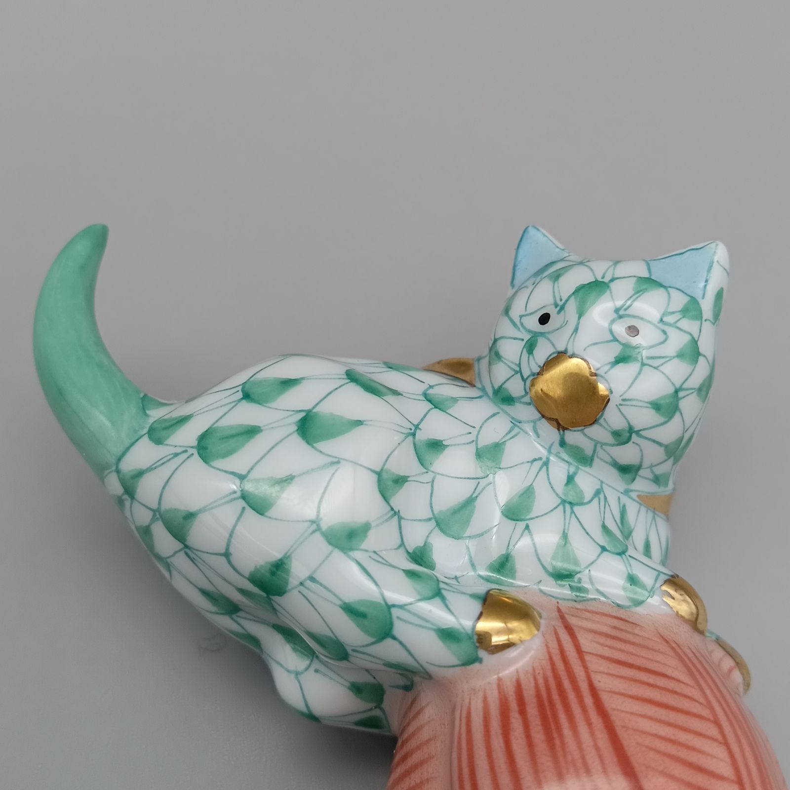 ヘレンド HEREND ねこ リボンを付けた猫 フィギュリン フィッシュネット ヘレンド Herend 猫 フィギュリン レア物 ヘレンド ねこ置物 リボンを