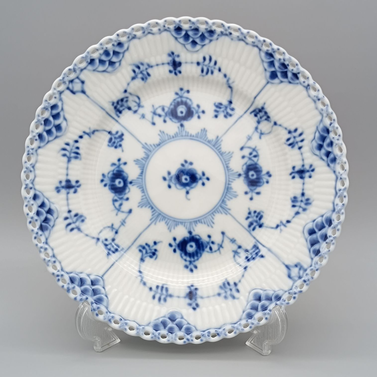 未使用近✨ロイヤルコペンハーゲン ブルーフルーテッド フルレース プレート 中皿 ロイヤルコペンハーゲン ブルーフルーテッド フルレース 中皿 プレート