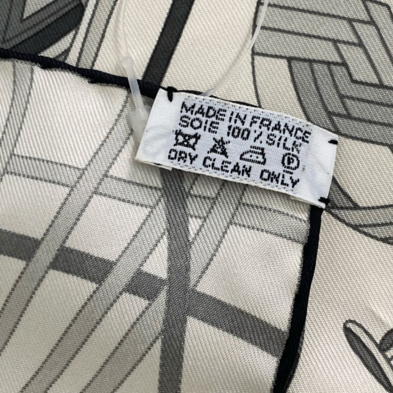  HERMES エルメス スカーフ シルク カレ90 L art du temari 手毬の宇宙 ホワイト ｘ ブラック バンダナ スカーフ 小物