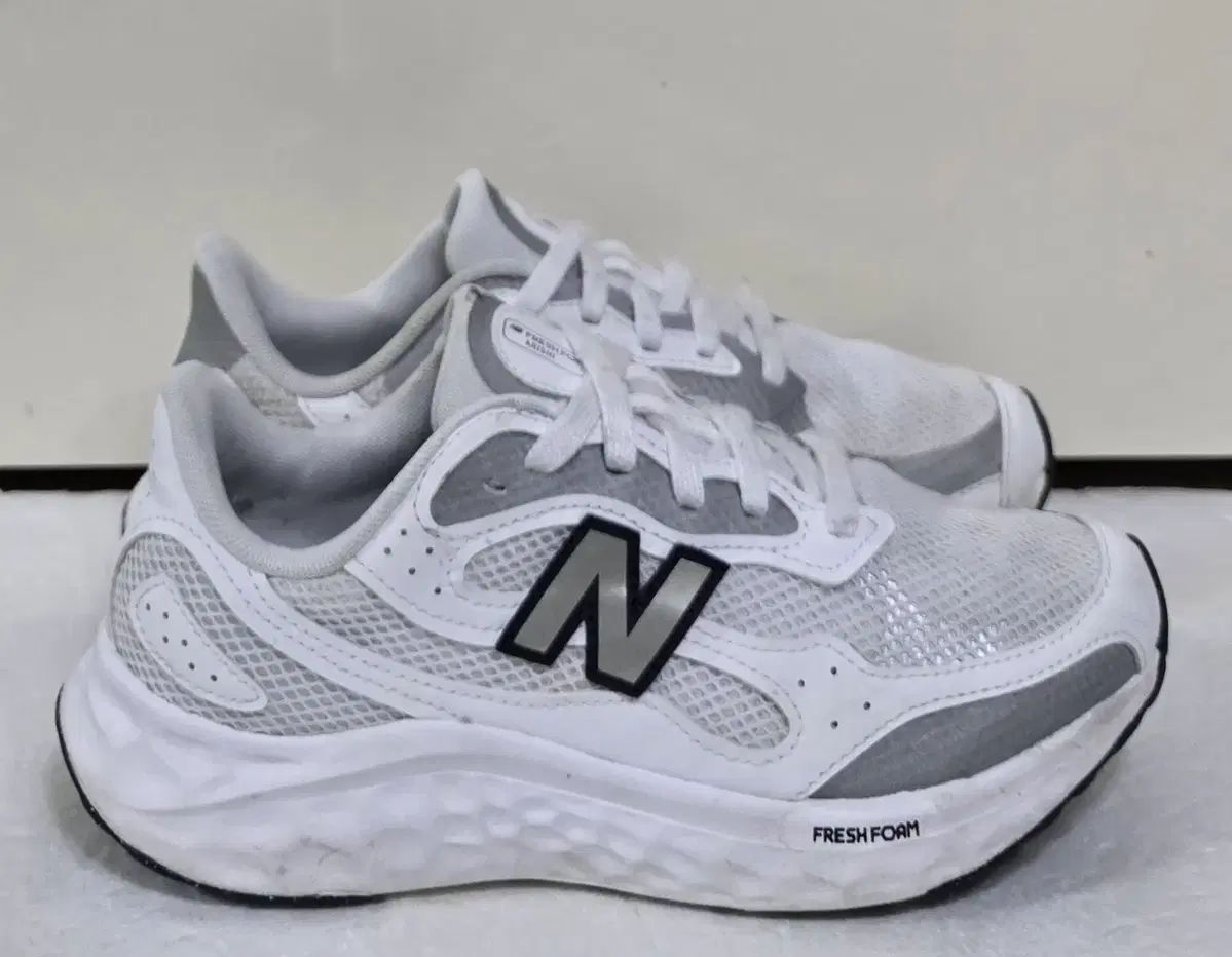  255 ニュー ンス アリッシュv 4 フレッシュフォーム ホワイトメタリックシルバー スニーカー 靴