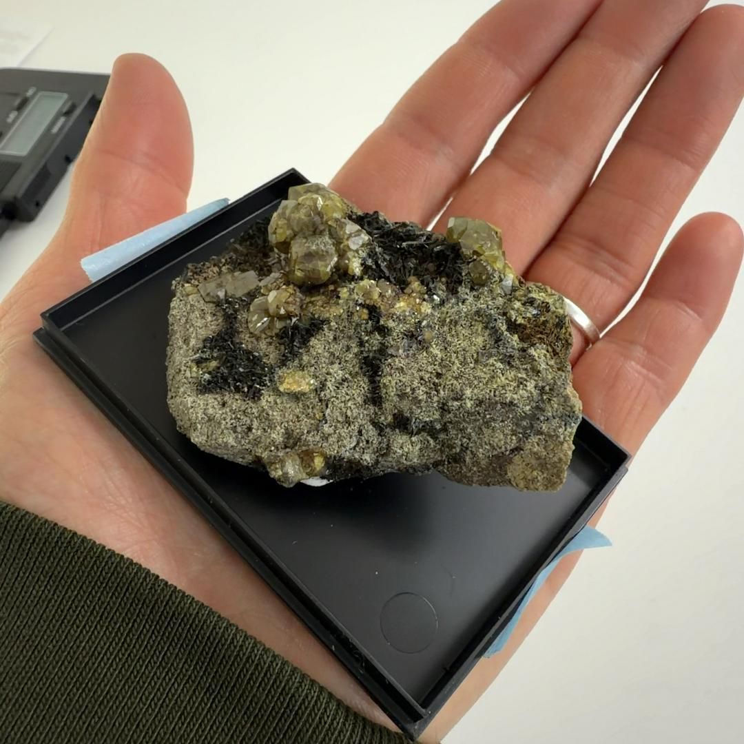 E 32165 ディマントイド ガーネット 灰鉄柘榴石 アンドラダイト 柘榴石 石榴石 ザクロ石 ざくろ石 天然石 鉱物 原石