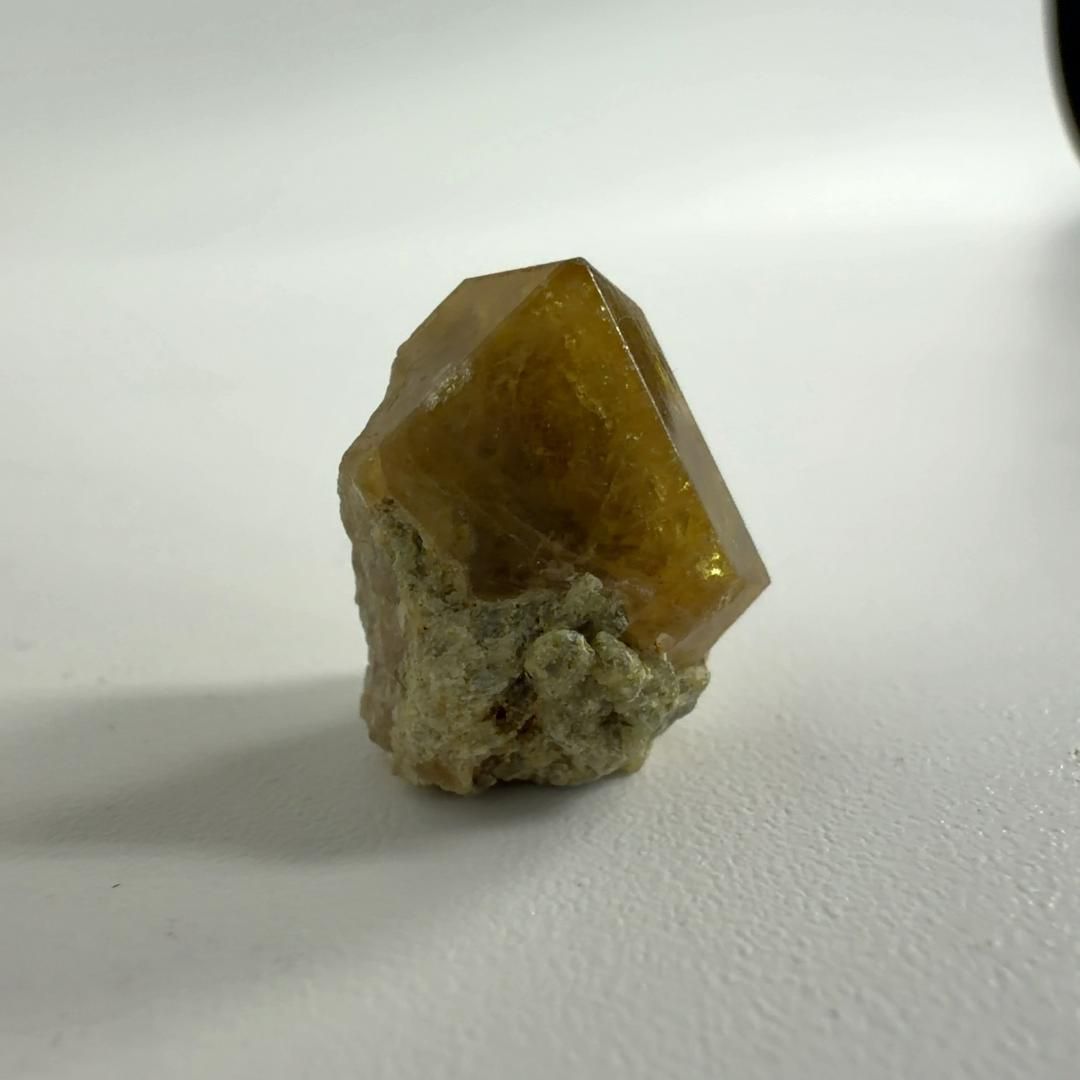 アンドラダイト（andradite／灰鉄柘榴石）～組成・特徴・歴史・産地