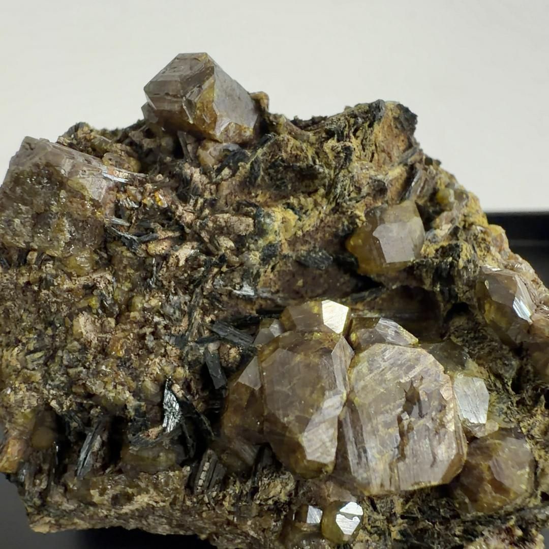 アンドラダイト（andradite／灰鉄柘榴石）～組成・特徴・歴史・産地