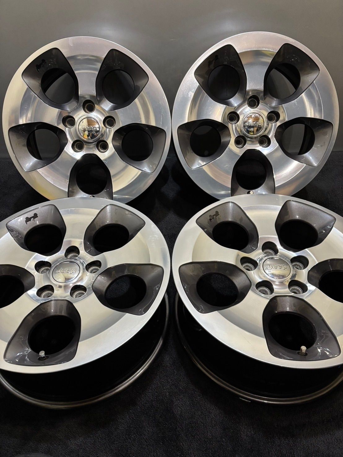 JEEP JK ラングラー アンリミテッド サハラ 18インチ 7.5 J 44| 45 127 5 H アルミホイール 4本 1-L 244