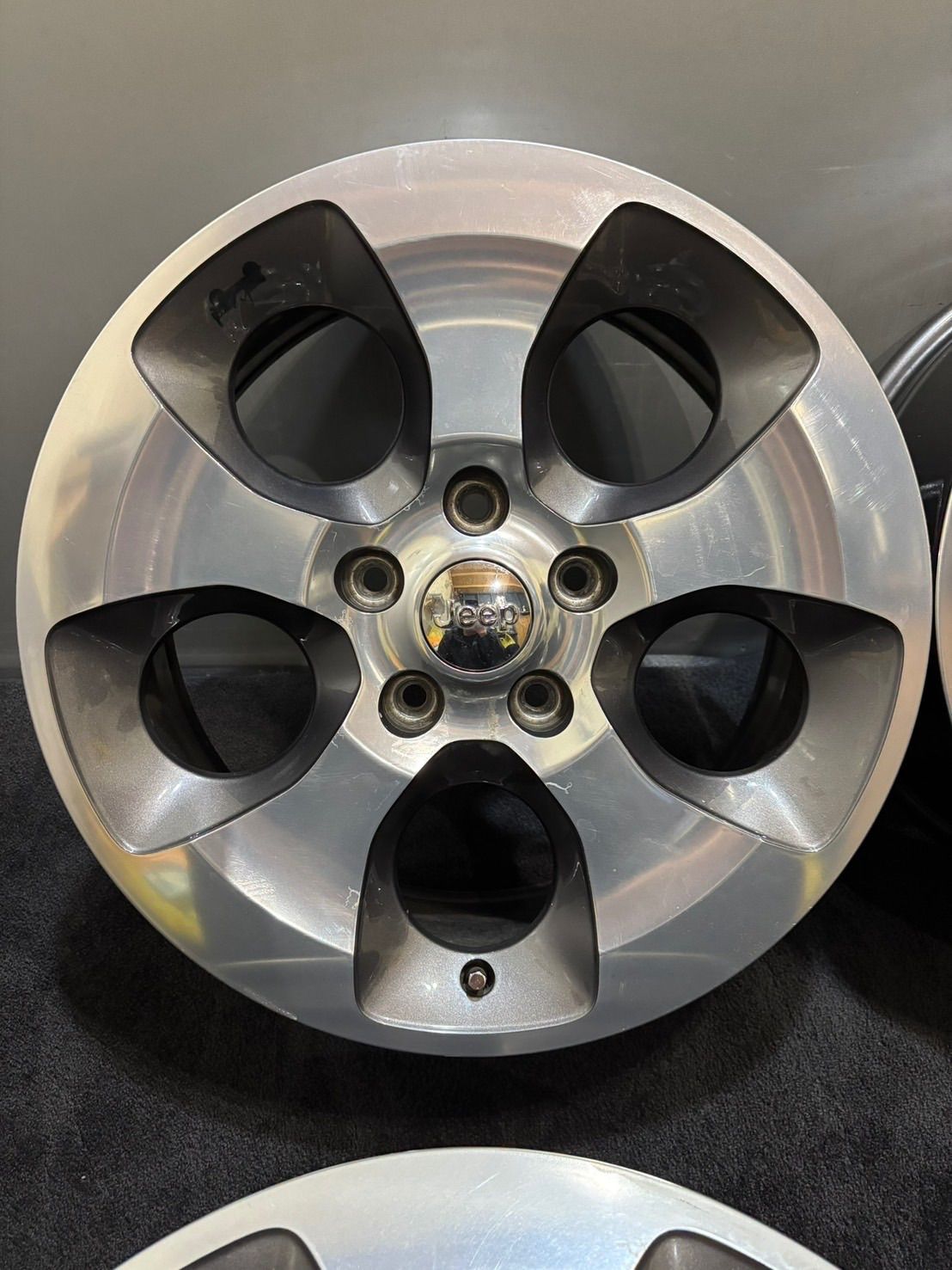 JEEP JK ラングラー アンリミテッド サハラ 18インチ 7.5 J 44| 45 127 5 H アルミホイール 4本 1-L 244