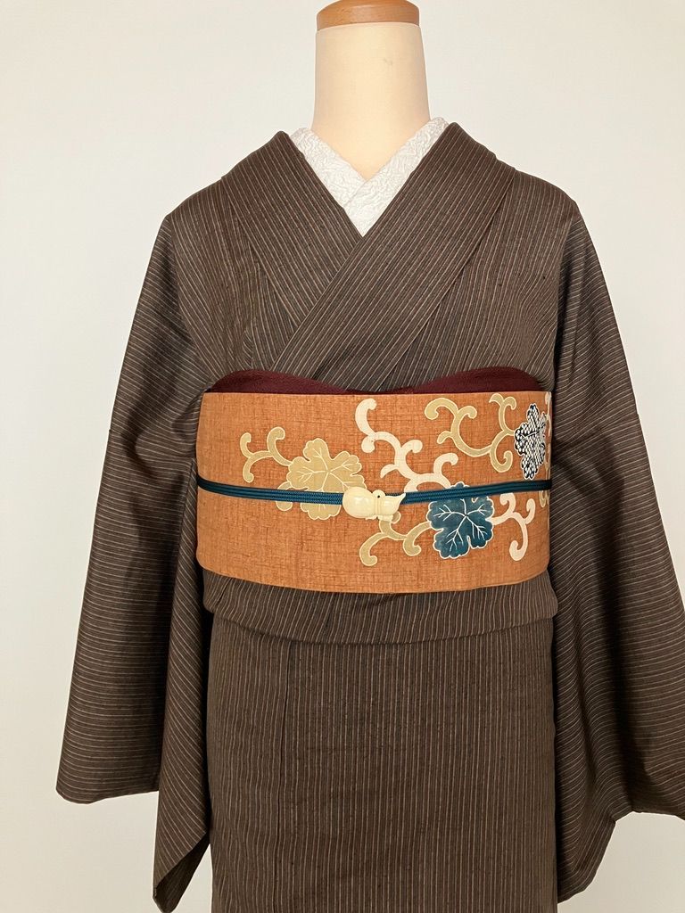 茶色 縞の上質紬 細縞が生む静かなニュアンス K 200