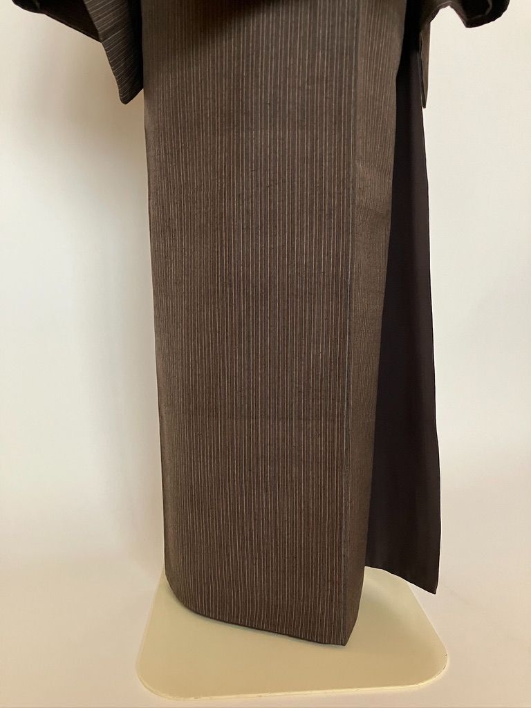  茶色 縞の上質紬 細縞が生む静かなニュアンス K 200 紬 着物