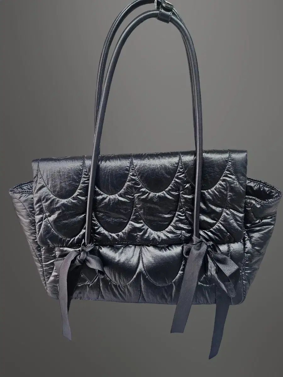 ヒュジェンヌ POPPY ブラック ドット バッグです